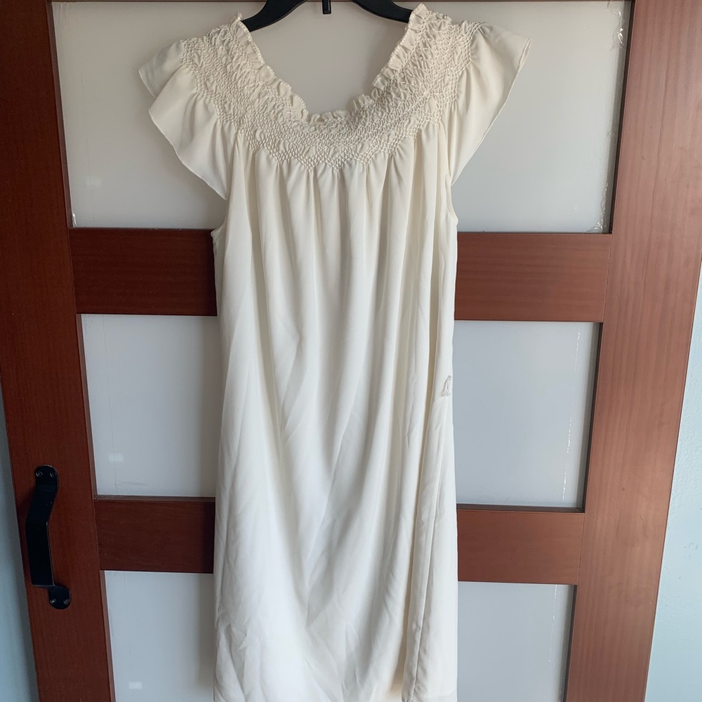 Short sleeve dress.